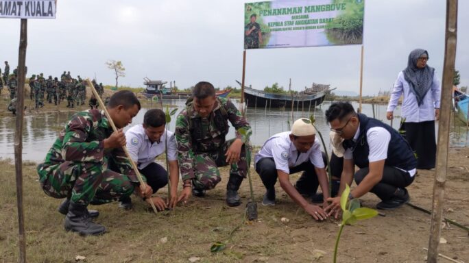 KODIM 0111/BIREUEN MELAKSANAKAN VIDCON DENGAN KASAD DALAM PROGRAM UNGGULAN PENANAMAN MANGGROVE SERENTAK