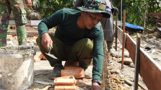 Lanjutkan Rehab RTLH, Satgas TMMD Reg Ke 119 Mulai Pasang Dinding Bata