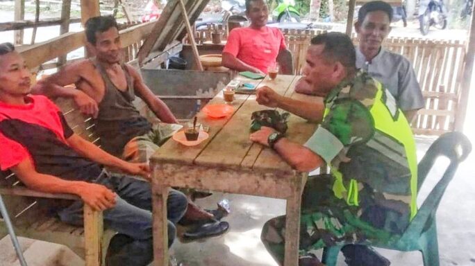 Komsos Dengan Warga, Babinsa Koramil Bate Rutin Pantau Wilayah Binaan