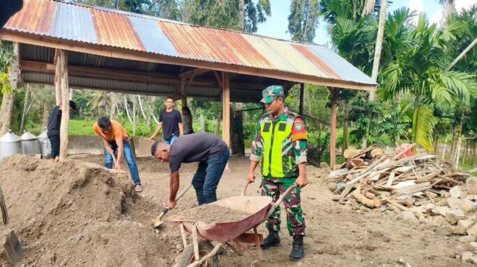 Bersama Warga, Babinsa Gotong-royong Lakukan Penimbunan Halaman Di Dayah Desa Binaan