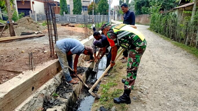 Aksi Kepedulian Babinsa Tingkeum Bersama Masyarakat Bersihkan Saluran Parit