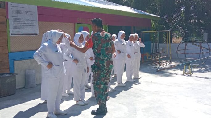 Tanamkan Rasa Cinta Tanah Air, Babinsa Berikan Materi Wasbang Kepada Tim Medis Puskesmas