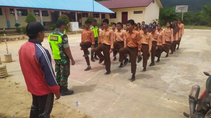 Tanamkan Kedisiplinan Babinsa Latih PBB Siswa
