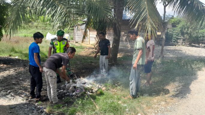 Peduli Lingkungan, Babinsa Bersama Warga Gotong Royong Bersihkan Sampah