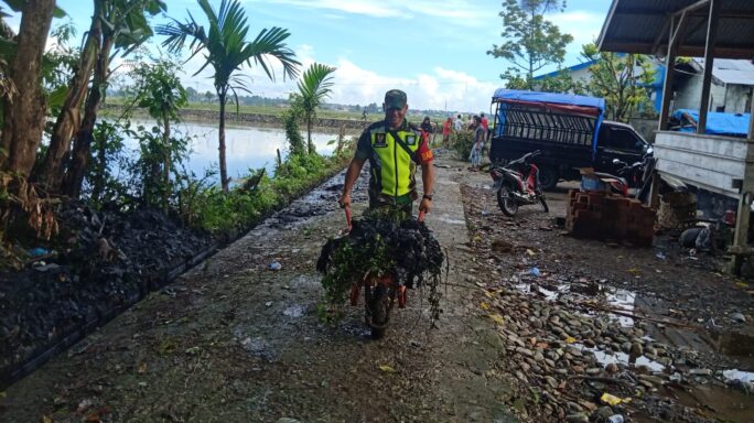 Jaga Kebersihan Lingkungan: Babinsa Mutiara Timur Bersama Warga Bersihkan Drainase