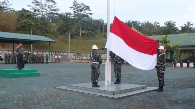 Komando Distrik Militer (Kodim) 0117/Aceh Tamiang Menggelar Upacara Pengibaran Bendera Mingguan