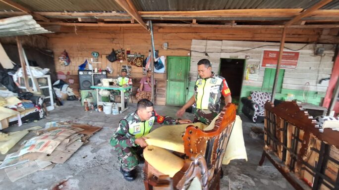 Babinsa Sambagi Warga Binaan Pembuat Perabot Meja Dan Kursi