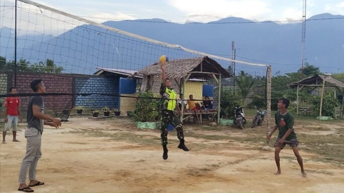 Babinsa Olah Raga Bola Volly Bersama Dengan Pemuda Desa Binaan