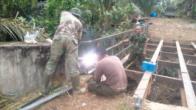 Satgas TMMD Reg ke-119 Dan Masyarakat Kebut Perehapan Jembatan Sasaran Dua