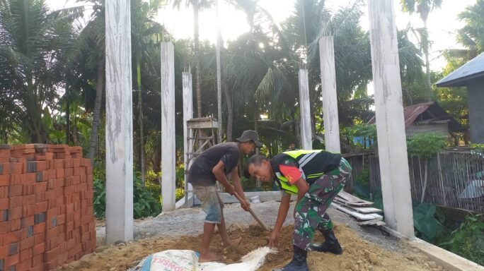 Ringankan Beban, Babinsa Koramil Peudada Bantu Warga Bangun Rumah di Desa Binaan