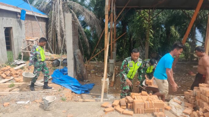 Indahnya Kebersamaan, Babinsa Bantu Warga Binaan Rehap Rumah