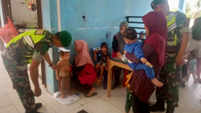 Sukseskan Kegiatan Posyandu Babinsa Bantu Bidan Desa