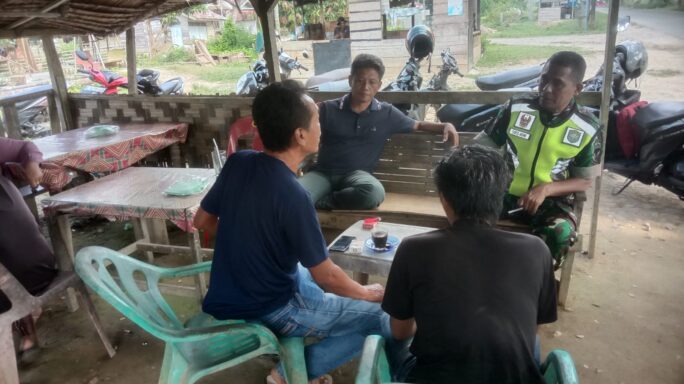 Jalin Keakraban Dengan Warga, Babinsa Komsos Wilayah Desa Binaan