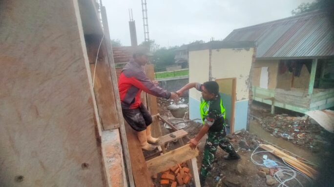 Membangun Keharmonisan Dengan Rakyat, Babinsa Bantu Warga Bangun Rumah