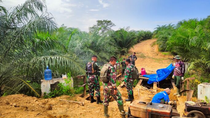 Berikan Semangat Dansatgas TMMD Reguler ke -119 Tinjau Langsung Perehapan Jembatan.