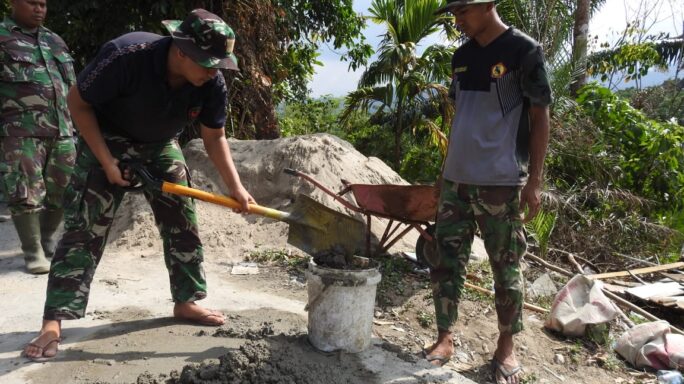 Semangat Anggota Satgas TMMD Reguler ke 119 Penuh Semangat Aduk Semen Pembuatan RTLH