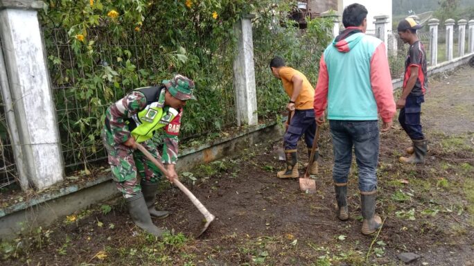 Ciptakan Lingkungan Bersih, Babinsa Bersama Masyarakat Laksanakan Jum’at Bersih
