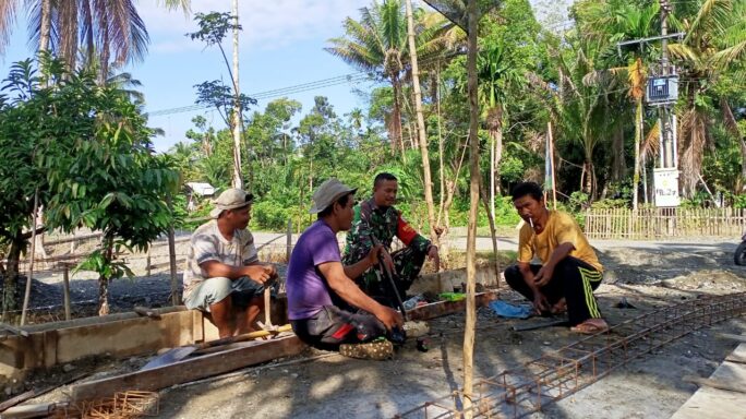 “Hati – Hati Dalam Bekerja”, Inilah Pesan Yang Disampaikan Babinsa Posramil 05/PC Kepada Pekerja Bangunan
