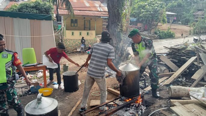 Jaga Silaturahmi Babinsa Bantu Mitra Karib Siapkan Pesta Anaknya