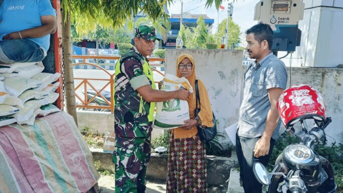Babinsa 16/Bds Pantau Penyaluran Bantuan Pangan Cadangan Beras