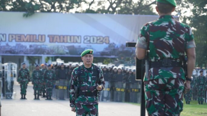 Dandim 0101/KBA Sebagai Komandan Upacara pada Apel Gelar Pasukan Pam Pemilu 2024 Kodam Iskandar Muda
