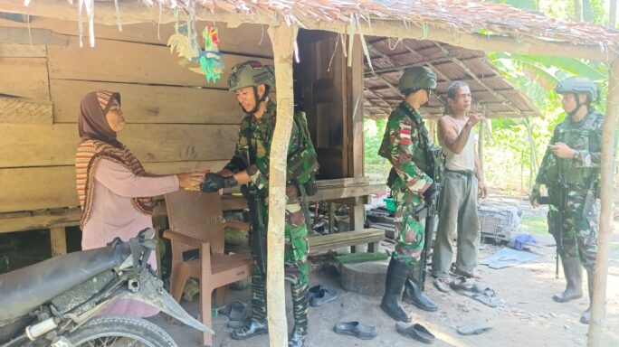 SATGAS PAM PUTER SIMEULUE CUT YONIF 112/DJ MELAKSANAKAN KOMSOS DENGAN MASYARAKAT.