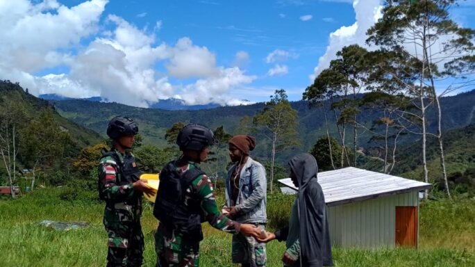 Jumat berkah Satgas Yonif 115/ML Membagikan Makanan Gratis kepada Masyarakat Kampung Wuyuneri