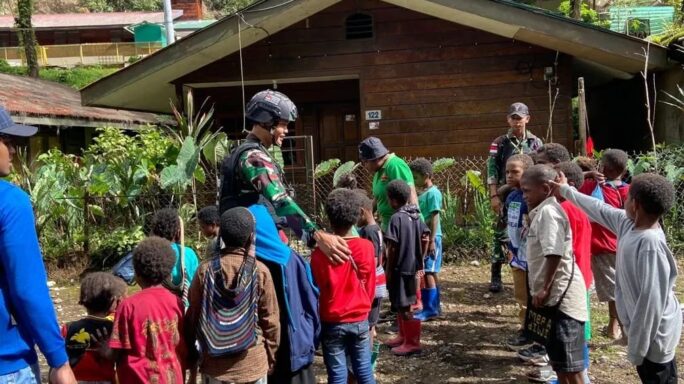 Satgas Pam Obvitnas PT. FI Yonif 116/GS Membantu Mengajar Di Desa Banti