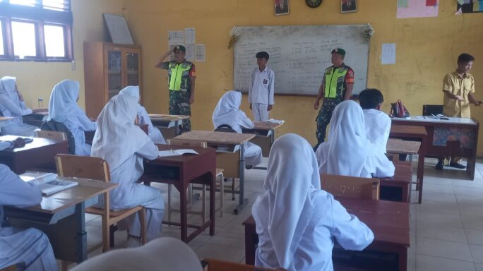 Babinsa Berikan Wasbang Pembinaan Ideologi Pancasila Kepada Siswa Siswi SMA N1 Badar