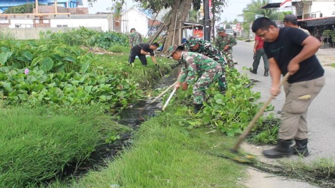 Dandim Aceh Utara Bersama Pj Walikota Lhokseumawe Gotong Royong Bersama Masyarakat