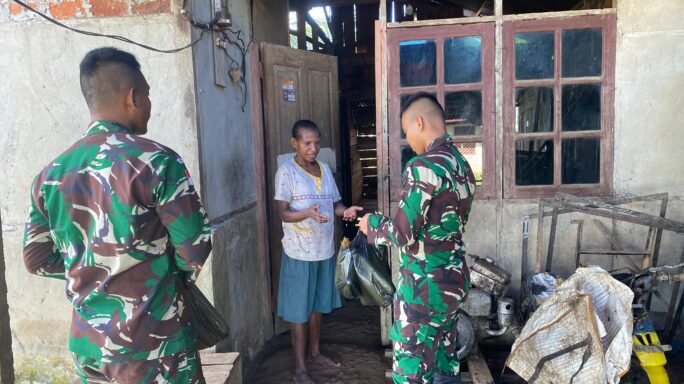 Bagikan Hasil Kebun Satgas Pamtas Statis RI-PNG Yonif 111/KB Ajari Masyarakat Cara Bercocok Tanam