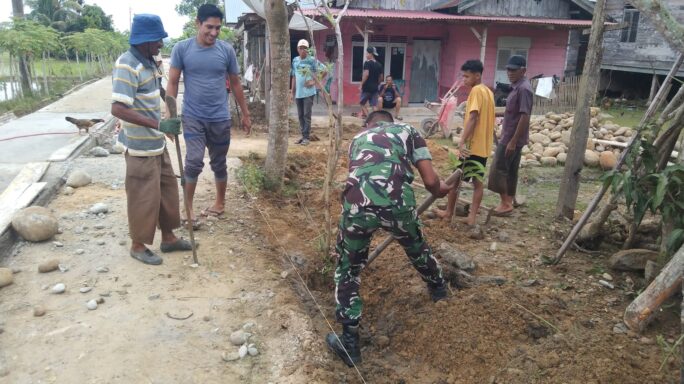 Ringankan Beban Warga, Babinsa Bantu Warga Membuat Saluran Air