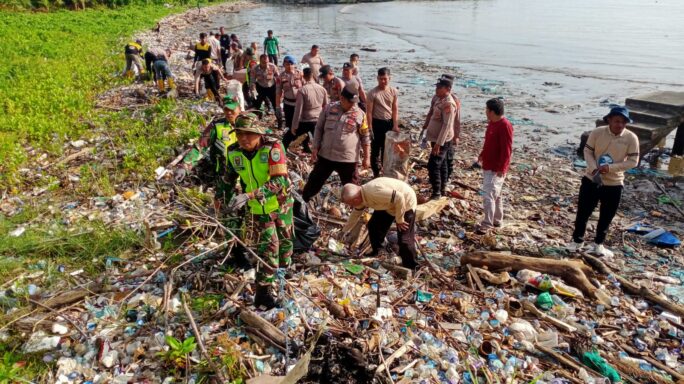 TNI – Polri, GPL Dan Pemda Aceh Barat Bersinergi Sapu Bersih Sampah Tak Bertuan Di Bibir Pantai Pasar Baru