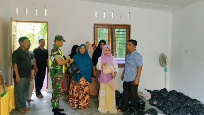 Babinsa Koramil 02/Krb Dampingi Penyaluran Bansos Sembako Program PKH