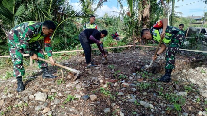 Bangun Keakraban, Babinsa Bantu Pembuatan Pondasi Rumah Milik Warga Binaan