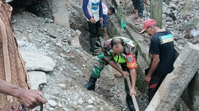 Babinsa Keumala Bersama Warga Gotroy Renovasi pagar dan Bersihkan Selokan Mushalla Desa Pulo Loih