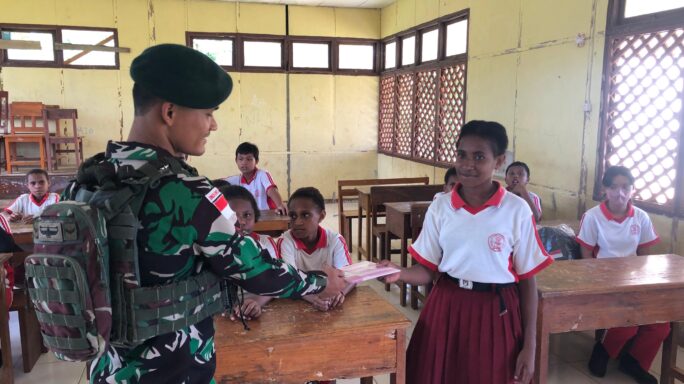 Satgas Pamtas Statis RI-PNG Yonif 111/KB Bagi Tas Dan Buku Tulis