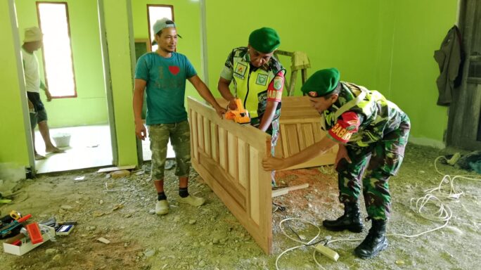 Jaga Kekompakan Dan Pererat Silaturahmi Babinsa Sambangi Warga Pembuat Kusen Pintu