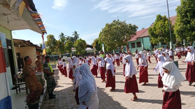 Jaga Kebugaran Tubuh Babinsa Bersama Para Siswa SD Laksanakan Senam