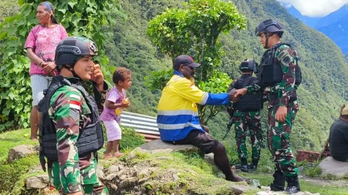 Satgas Pam Obvitnas PT. Freeport Indonesia Yonif 116/Garda Samudra Komsos Bersama Warga
