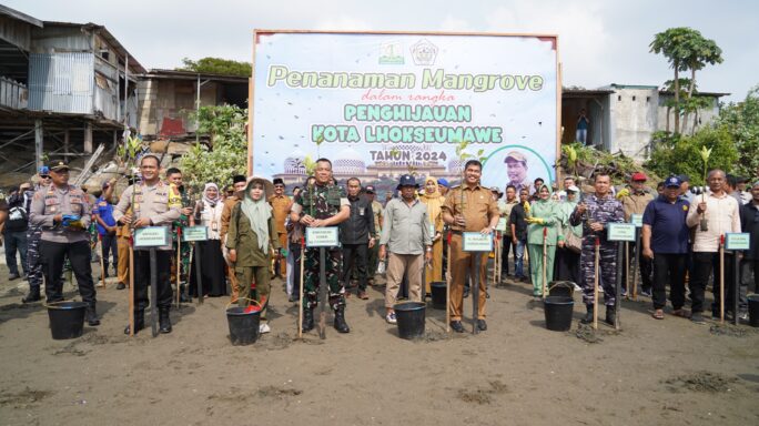 Danrem Lilawangsa dan Pj Walikota Bersama Forkopimda Lhokseumawe Tanam 3000 Mangrove Pesisir Pantai