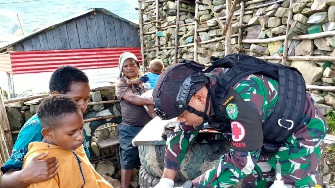 Aksi Cepat Tanggap Personel Satgas Yonif 115/ML Berikan Layanan Kesehatan kepada Masyarakat