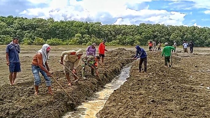 Gotong Royong Pembuatan Selokan di Desa Gerong Capa untuk Antisipasi Banjir