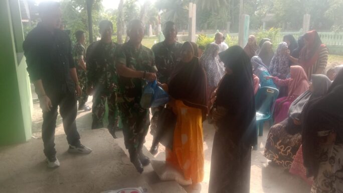 Jumat Berkah, Koramil 12/Tnp Bagikan Sembako Kepada Masyarakat