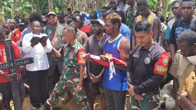 Personel Pos Jita Berika Bantuan Dan Mebantu Pemakaman