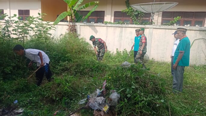 Babinsa Bersama Warga Gotong Royong Bersihkan Lingkungan