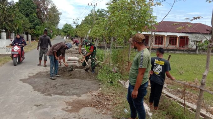 Babinsa Posramil Simpang Mamplam Perbaiki Saluran Air Bersama Warga