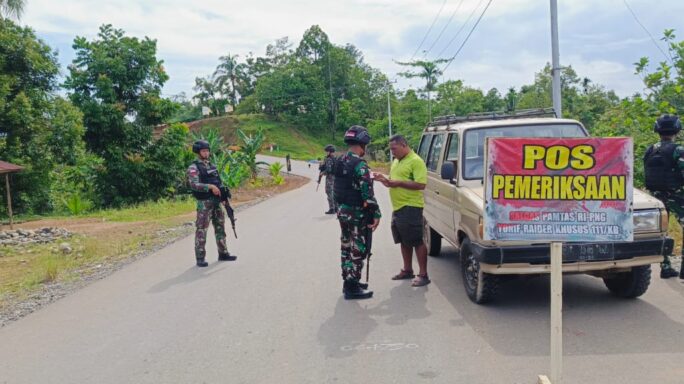 Cegah Keluar Masuk Barang Ilegal Satgas Pamtas Statis RI-PNG Yonif 111/KB Lakukan Pemeriksaan Di Perbatasan