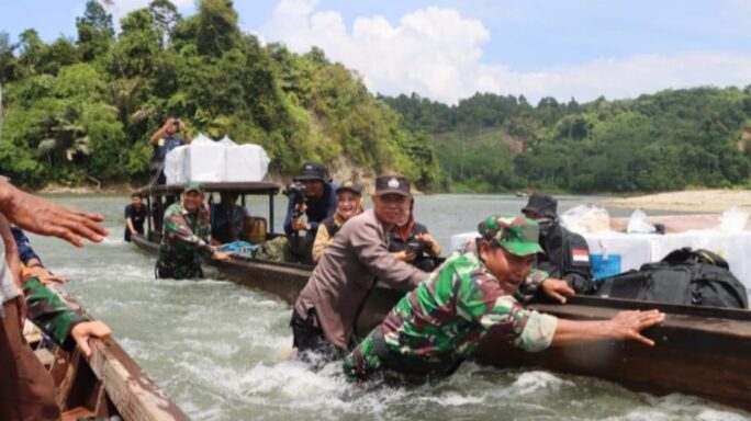 TNI-Polri Distribusikan Logistik Pemilu 2024 di Pedalaman Kabupaten Aceh Timur
