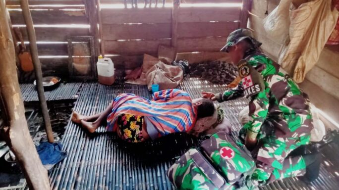 Wujud Peduli Masyarakat Satgas Pamtas Statis RI-PNG Yonif 111/KB Beri Pelayanan Kesehatan Gratis